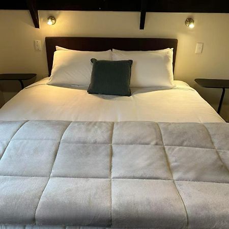 Castles Motel & Driftwood Motel Нельсон Экстерьер фото
